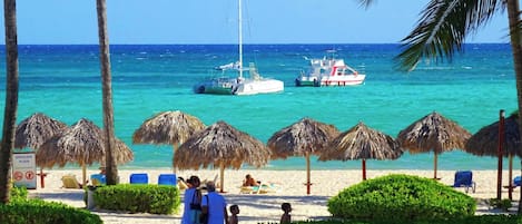 Playa privada, playa de arena blanca y camas de playa (con cargo)