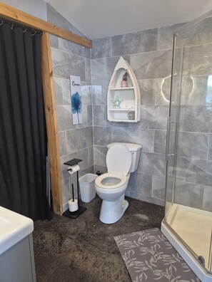 Bathroom - Luxurious Northern Paradise with all amenities, water activities, pet-friendly (Hagar)