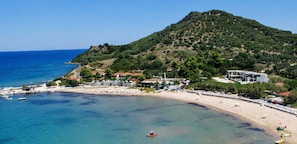 A coastal town with a beach, boats, and buildings on a hillside. - Votsalon Beach House - Sea View Hideaway Zakynthos (Zakynthos)