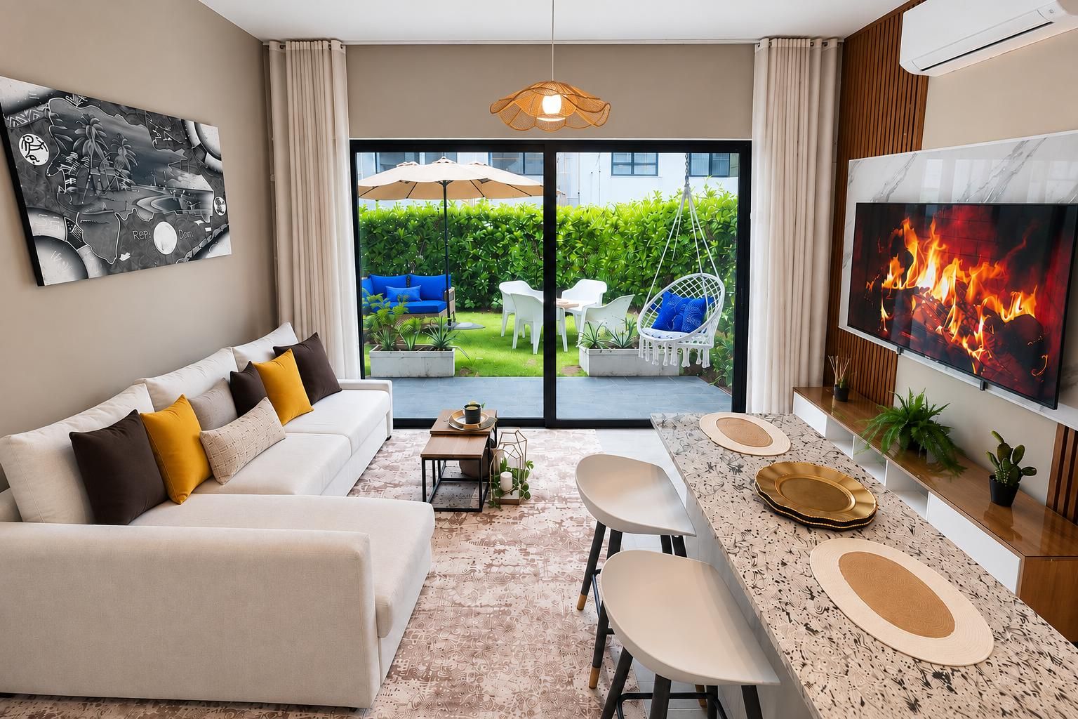 En moderne stue med sofa, spisebord, stole, et fjernsyn og udsigt til en have gennem en glasdør.