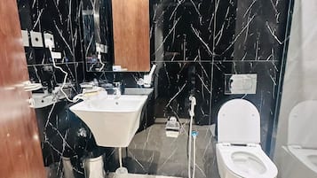 Studio | Bathroom | Shower, free toiletries, hair dryer, slippers