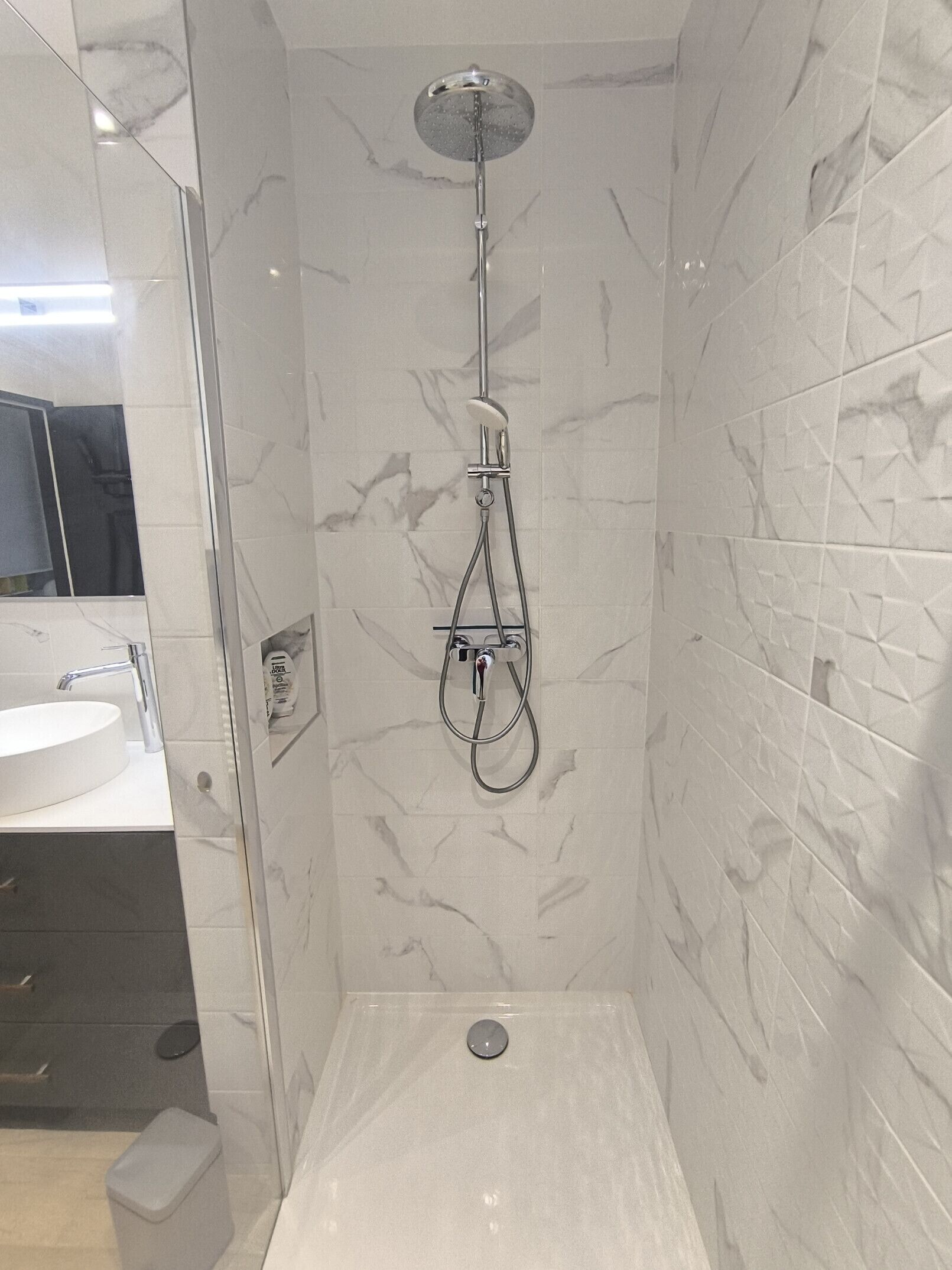 Douche, sèche-cheveux, serviettes fournies