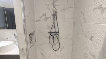 Douche, sèche-cheveux, serviettes fournies