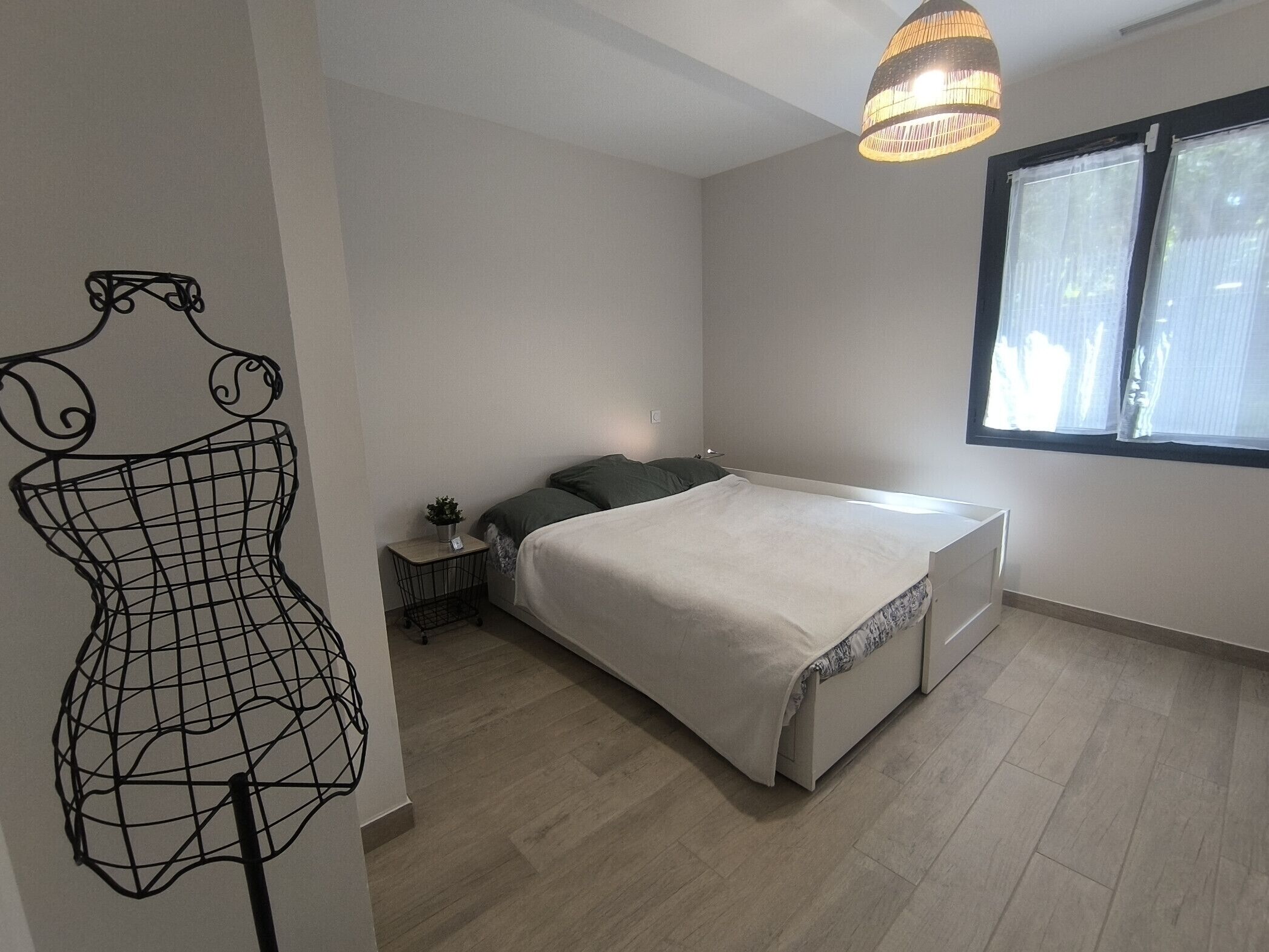 4 slaapkamers, een strijkplank/strijkijzer, gratis wifi, beddengoed