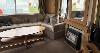 Cabin Sleeps 5 With Parking and Balcony