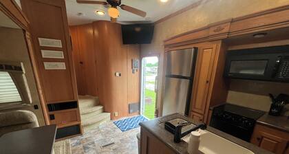 Cardinal Camper Getaway at Eddy's Place-Sleeps 8