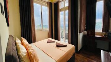 Kamar Double Deluks, balkon, pemandangan kebun | Ruang kerja ramah laptop dan Wi-Fi gratis