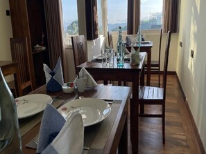 Dobbeltrom – deluxe, balkong, hageutsikt | Spiseområde