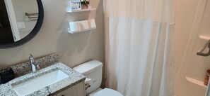 Secador de pelo, toallas, jabón y papel higiénico