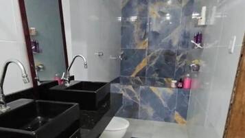 Baignoire à jets, bidet, serviettes fournies