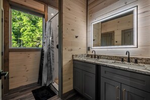 Shower, hair dryer, towels, soap - New Lodge in Gatlinburg + Indoor Pool, Hot Tub, Pickleball Court + Sleeps 10 (Gatlinburg)