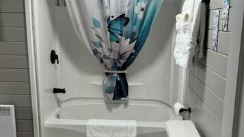 Secadora de cabello, toallas, jabón, papel de baño