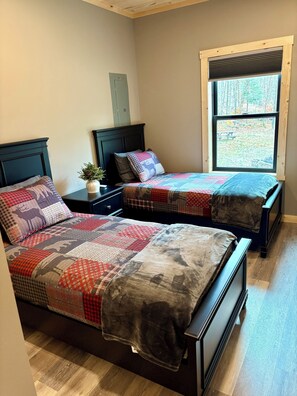 3 slaapkamers, een strijkplank/strijkijzer, wifi, beddengoed
