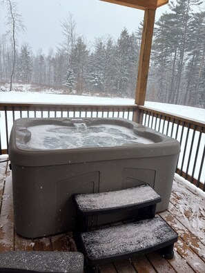 Outdoor spa tub - 3-bedroom house in pleasant Wells with cool AC and charm (Wells)