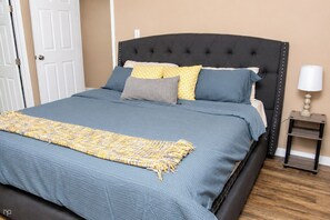 Tabla de planchar con plancha, wifi, ropa de cama