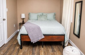 Tabla de planchar con plancha, wifi, ropa de cama