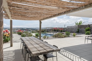 A covered patio with a pool, outdoor seating, and a view of the landscape. - 'Jade' Room with Shared Pool, Shared Terrace and Wi-Fi (Lourinhã)