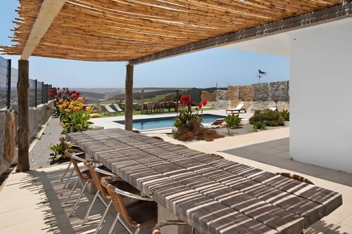 Peace House Lourinhã - Villa 6: Mountain View, Shared Pool & Wi-Fi