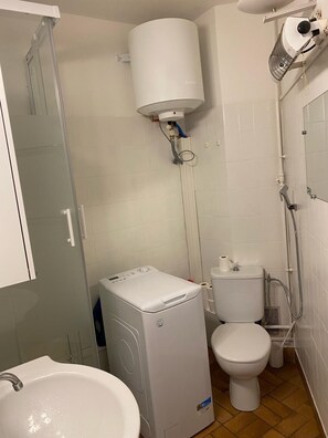 石鹸、トイレットペーパー
