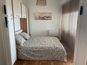 Strykjärn/strykbräda och sängkläder