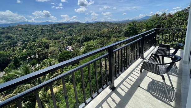 A balcony with a view of a lush landscape and distant mountains. - Loft 123 - Kandy (Kandy)