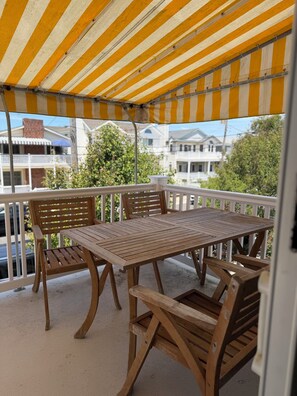 Outdoor dining - Excellent 3-bedroom condo with AC, South End Ocean City (Ocean City)