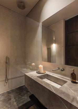 Apartament Deluxe | Bany | Articles de tocador gratuïts, tovalloles, sabó i xampú 