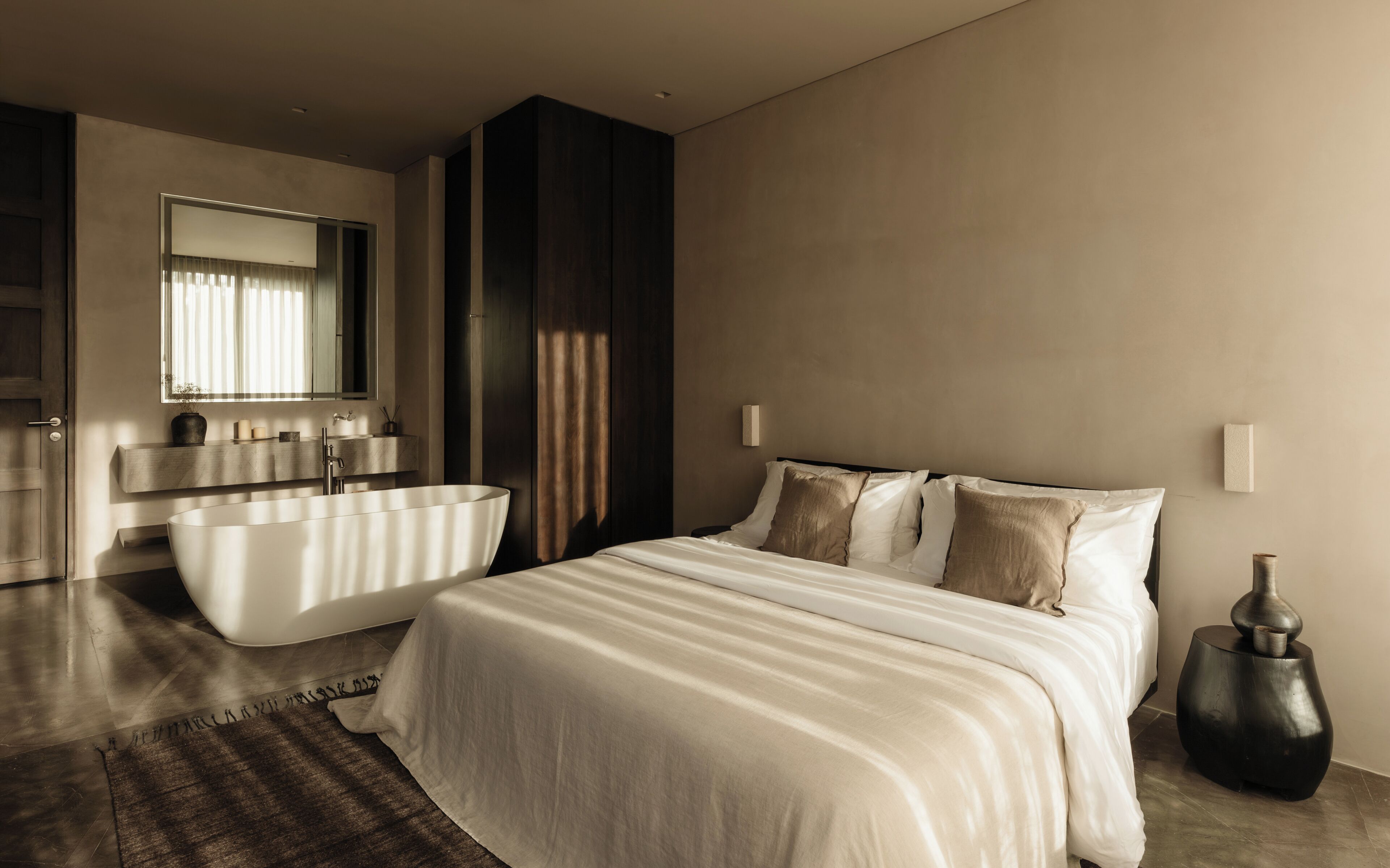 Deluxe Apartment | Laptop workspace, iron/ironing board, free WiFi