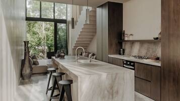 Departamento Deluxe | Cocina privada | Refrigerador con congelador, cafetera y tetera y utensilios de cocina