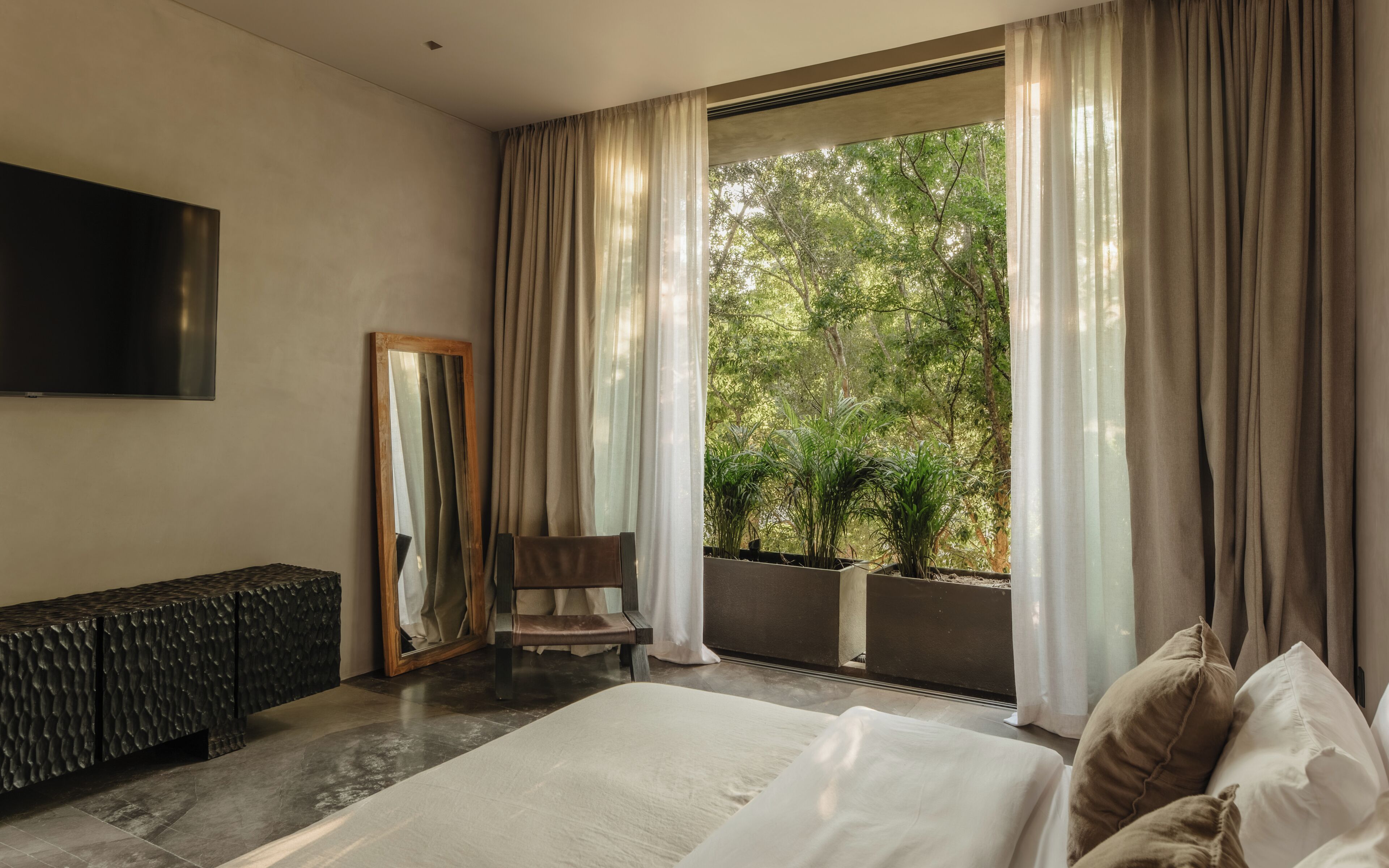 Deluxe Apartment | Laptop workspace, iron/ironing board, free WiFi
