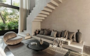 Deluxe Apartment | Ruang tamu | 55 inci sebuah televisyen pintar dengan satelit 