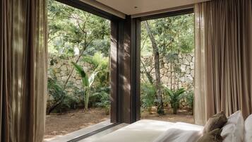 In-room safe, laptop workspace, iron/ironing board, free WiFi