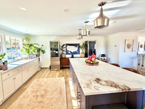 Spacious 4-bedroom private home in prestigeous Old SW. Close to it ALL- main 🏡
