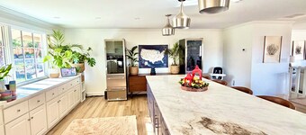 Spacious 4-bedroom private home in prestigeous Old SW. Close to it ALL- main 🏡