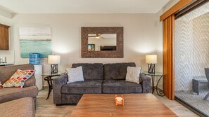 A living room with a sofa, two side tables with lamps, a coffee table, and a large mirror on the wall. - Beautiful Ocean View Retreat With Panoramic Ocean Views (Puerto Peñasco)