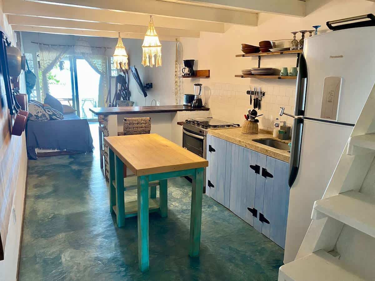 Coffee/tea maker, fridge, oven, stovetop