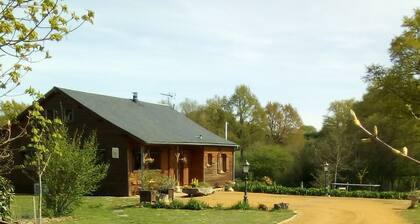 Maison an bois with pond sud du bevrry