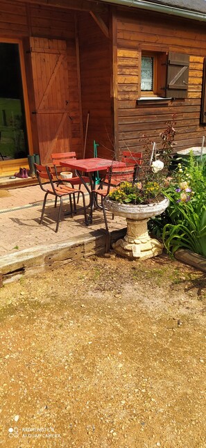 Outdoor dining - Vrbo Property (Lys-Saint-Georges)