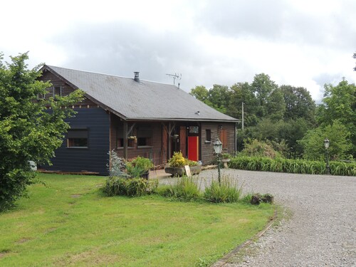 Maison an bois with pond sud du bevrry