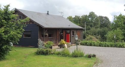 Maison an bois with pond sud du bevrry