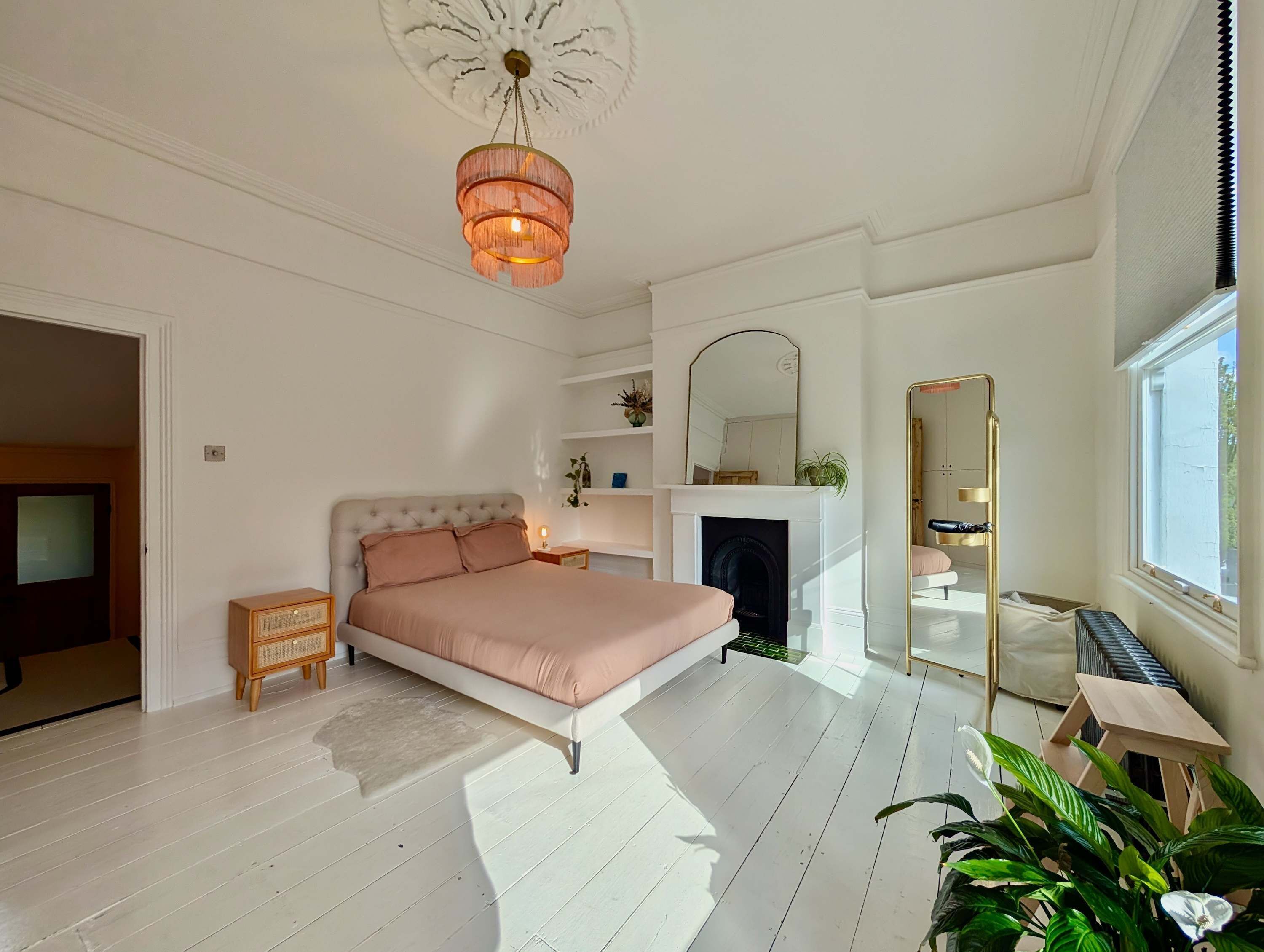 3 bedrooms, desk, iron/ironing board, WiFi (free)