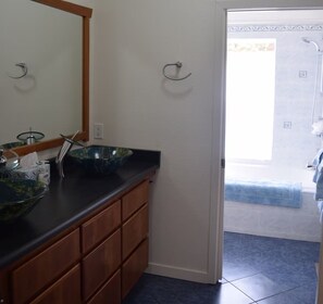 Bañera de hidromasaje, secador de pelo, toallas, jabón