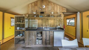 Cafetera y tetera, refrigerador, parrilla de estufa y tetera eléctrica 