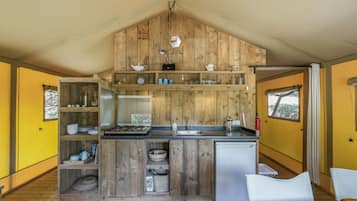 Fridge, stovetop, coffee/tea maker, electric kettle