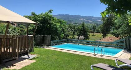 Tente " Figo Glamping " avec vue montagne, piscine privée et Wi-Fi