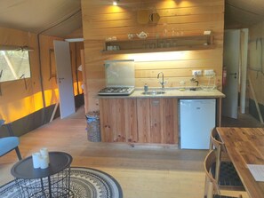 Kylskåp, spishäll, kaffe- och tebryggare och vattenkokare