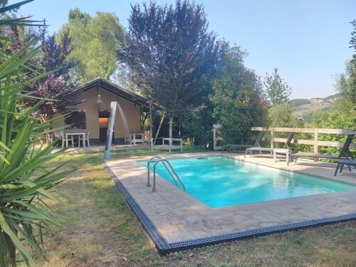 Tente " Boavista Glamping " avec vue montagne, piscine privée et Wi-Fi