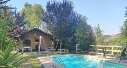 Tente " Boavista Glamping " avec vue montagne, piscine privée et Wi-Fi