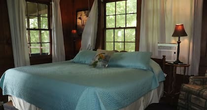 Charming 2-bedroom cabin with AC in peaceful Garrison on private 25 acre lake