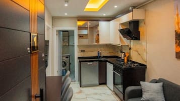 Condo família, vista para o jardim | Cozinha privada | Frigobar, fogão, cooktop, lava-louças
